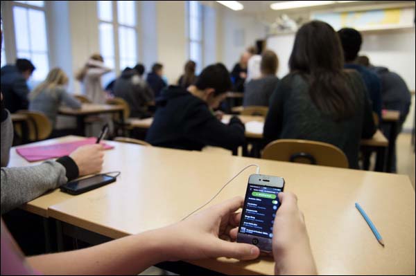 Нужен ли ученику мобильный телефон?